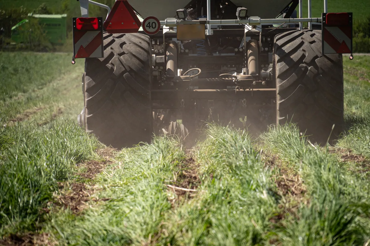 Trotz diesem gewaltigen Gerät nimmt der Boden, sprich der Acker dieses Landwirts, viel weniger Schaden als üblich. Ein Pflug auf einem Feld.